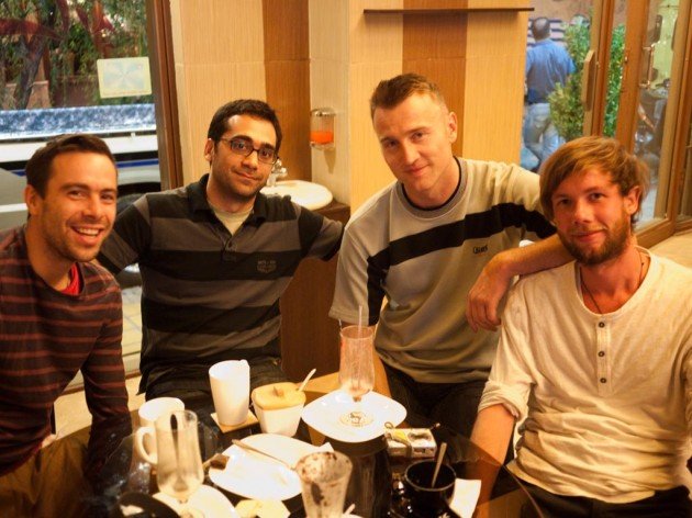 10_057_IR_Esfahan_278 Teun, der verrückte Holländer (mit 35 km/h-Auto jetzt nach Afghanistan unterwegs http://www.crazybird.nl ), ein lieber Iraner, Kristijan und ich im fancy Café...
